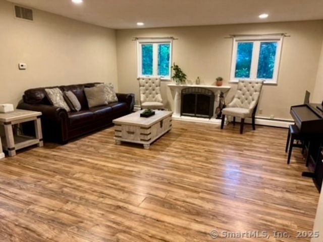 4 Earls Court E, Farmington, CT 06032