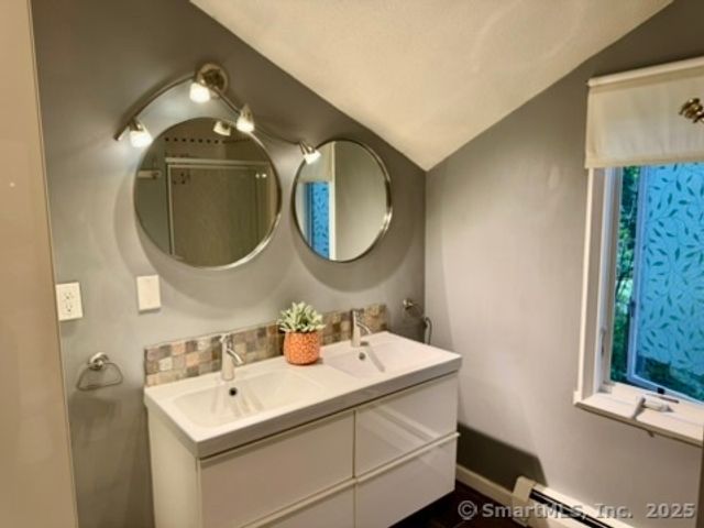 4 Earls Court E, Farmington, CT 06032