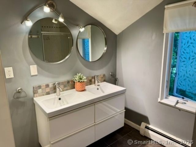4 Earls Court E, Farmington, CT 06032