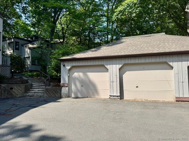 4 Earls Court E, Farmington, CT 06032