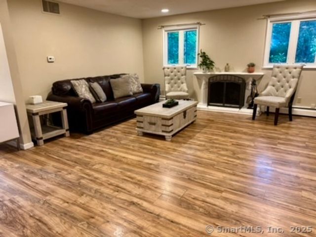 4 Earls Court E, Farmington, CT 06032