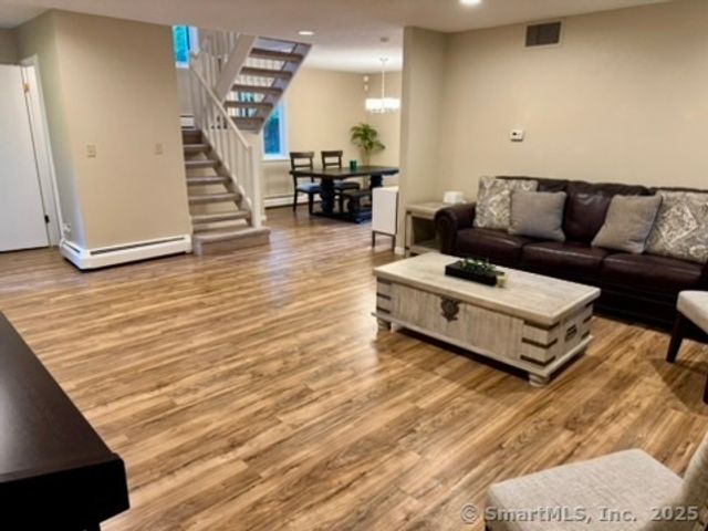 4 Earls Court E, Farmington, CT 06032