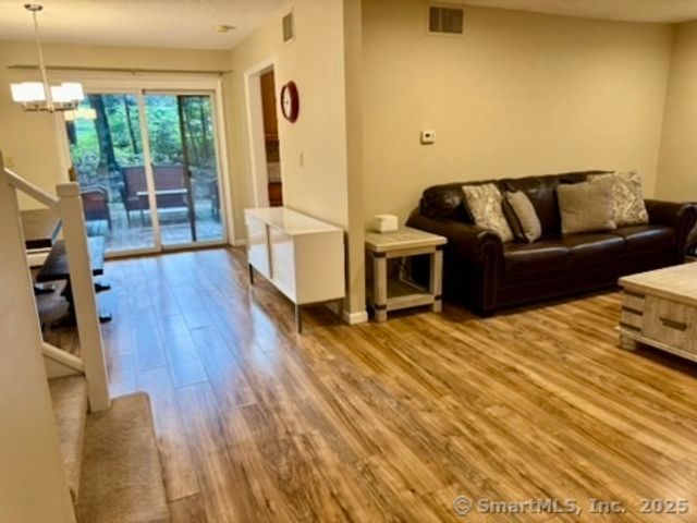 4 Earls Court E, Farmington, CT 06032