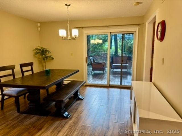 4 Earls Court E, Farmington, CT 06032