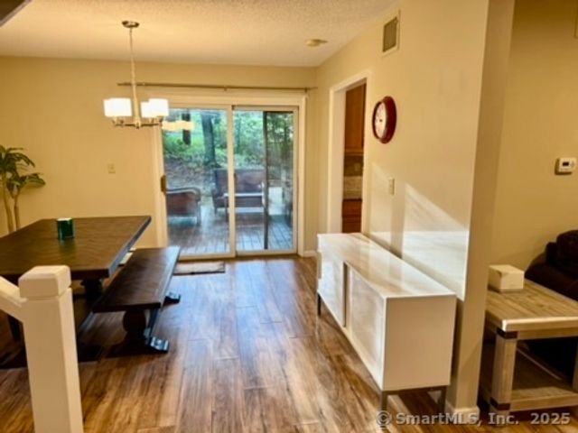 4 Earls Court E, Farmington, CT 06032