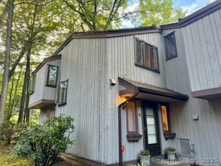 4 Earls Court E, Farmington, CT 06032