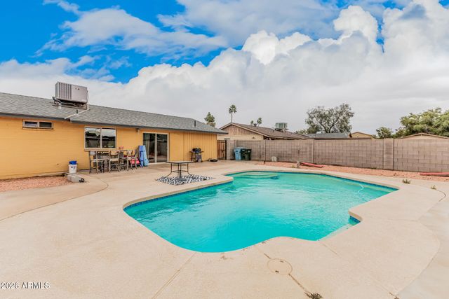 8819 W GLENROSA Avenue, Phoenix, AZ 85037