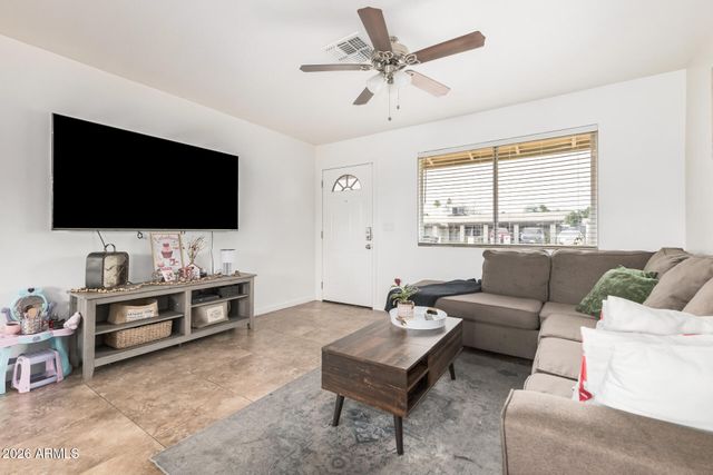 8819 W GLENROSA Avenue, Phoenix, AZ 85037