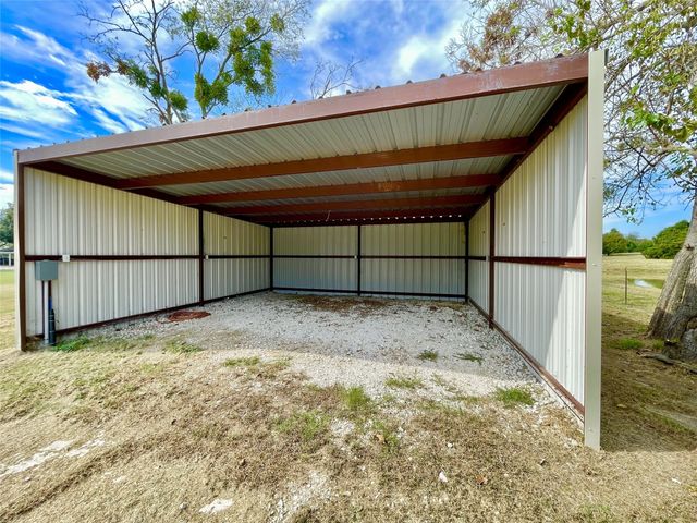 945 Brickyard Road, West, TX 76691