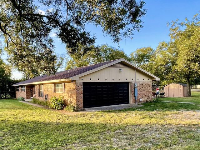 945 Brickyard Road, West, TX 76691