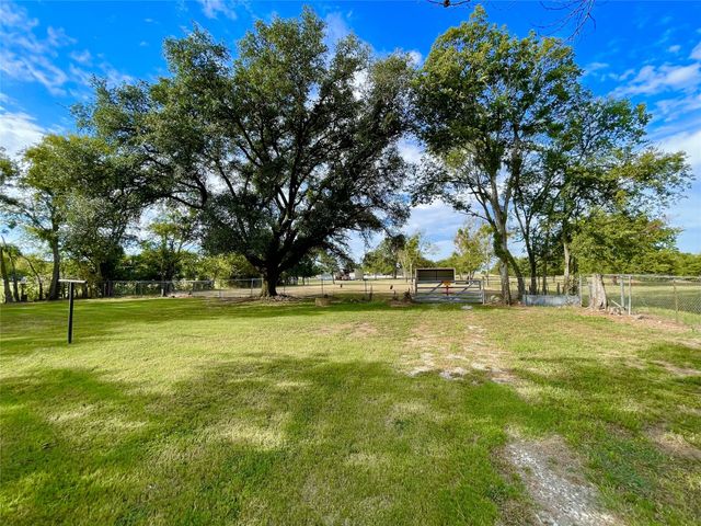 945 Brickyard Road, West, TX 76691