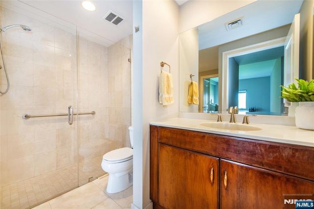 1360 Hamburg Turnpike 402, Wayne, NJ 07470