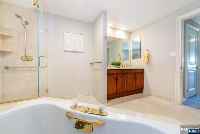 1360 Hamburg Turnpike 402, Wayne, NJ 07470