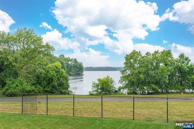 1360 Hamburg Turnpike 402, Wayne, NJ 07470