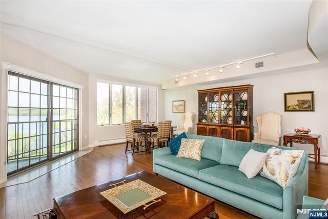 1360 Hamburg Turnpike 402, Wayne, NJ 07470