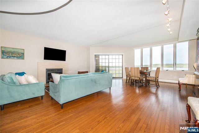 1360 Hamburg Turnpike 402, Wayne, NJ 07470