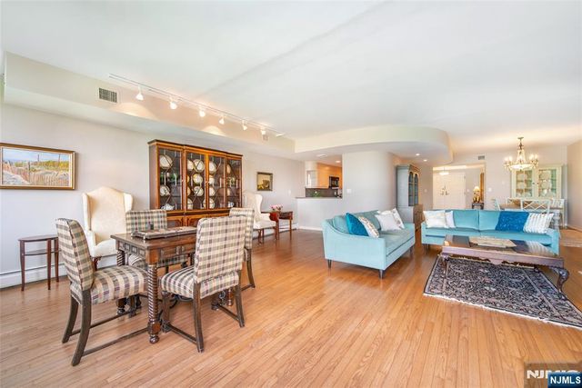 1360 Hamburg Turnpike 402, Wayne, NJ 07470