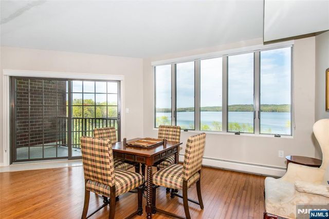 1360 Hamburg Turnpike 402, Wayne, NJ 07470