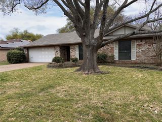 245 Fieldcrest Drive, Hewitt, TX 76643