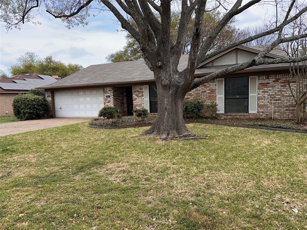 245 Fieldcrest Drive, Hewitt, TX 76643