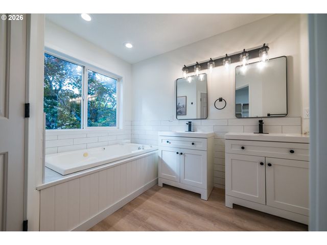13413 GERBER WOODS Dr, Oregon City, OR 97045