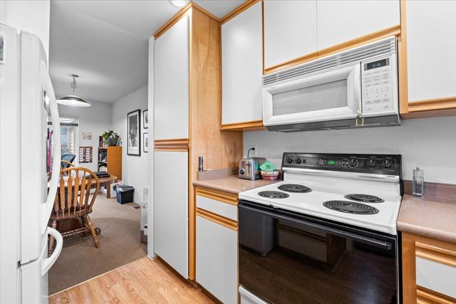 483 Tulipan Way, Talent, OR 97540