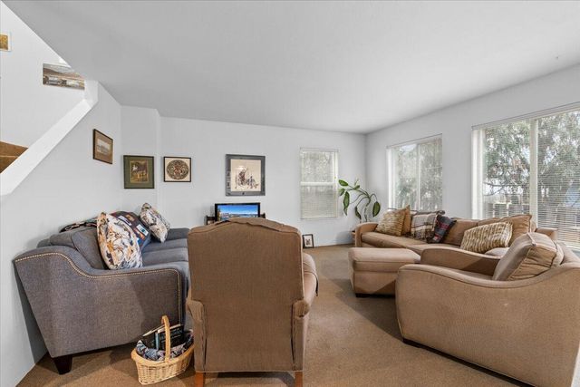 483 Tulipan Way, Talent, OR 97540