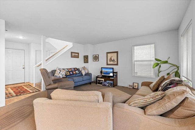 483 Tulipan Way, Talent, OR 97540