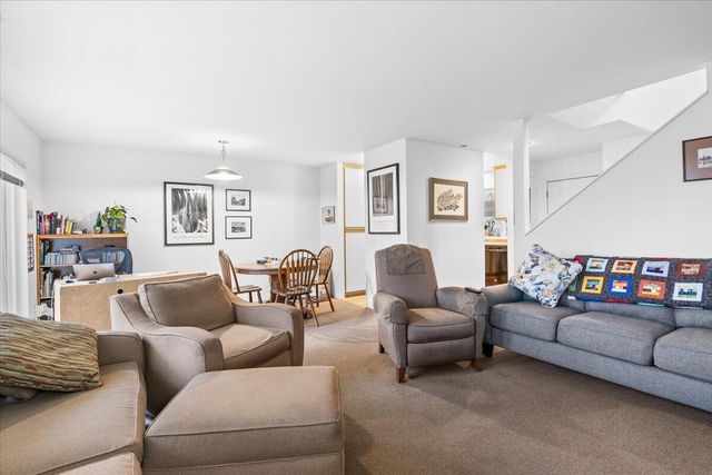 483 Tulipan Way, Talent, OR 97540