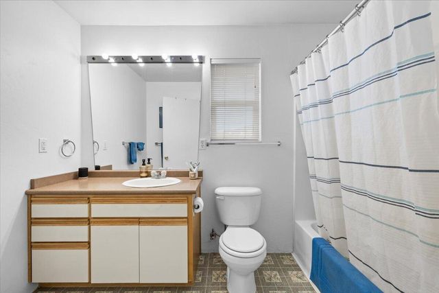 483 Tulipan Way, Talent, OR 97540