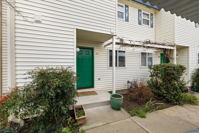 483 Tulipan Way, Talent, OR 97540