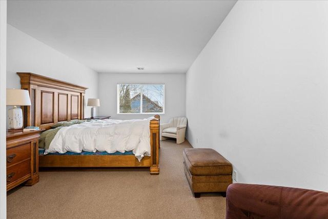 483 Tulipan Way, Talent, OR 97540