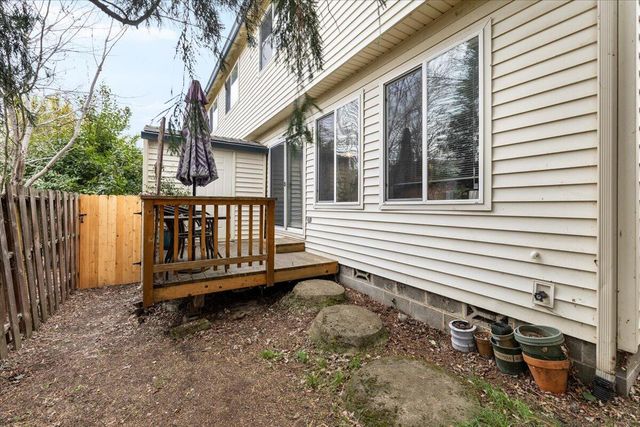 483 Tulipan Way, Talent, OR 97540