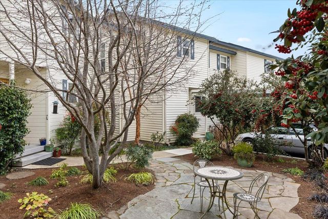 483 Tulipan Way, Talent, OR 97540