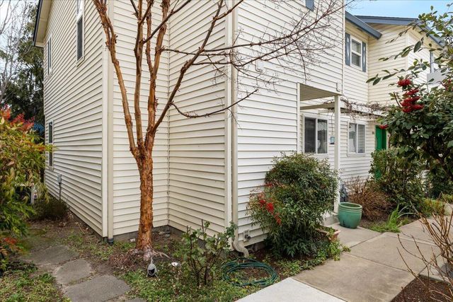 483 Tulipan Way, Talent, OR 97540