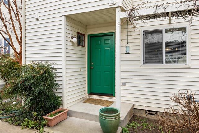 483 Tulipan Way, Talent, OR 97540