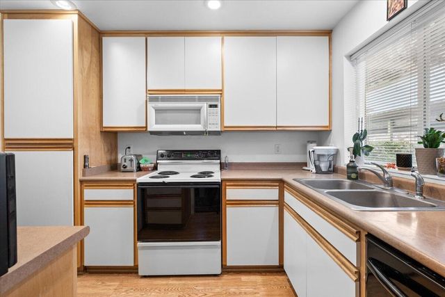 483 Tulipan Way, Talent, OR 97540