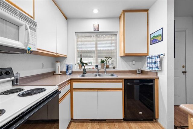 483 Tulipan Way, Talent, OR 97540