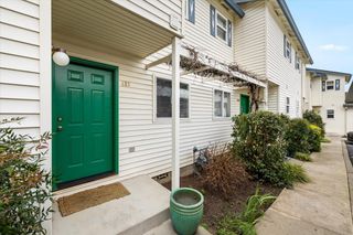 483 Tulipan Way, Talent, OR 97540