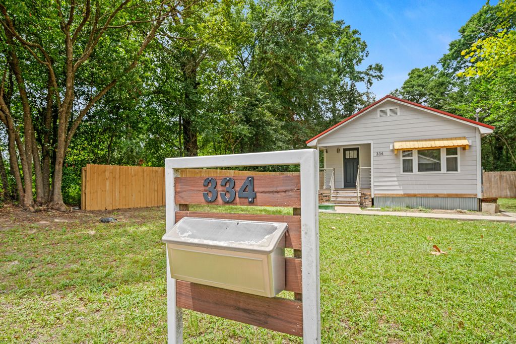Image 1 of property listing at 334 E Chestnut Avenue, Crestview, FL 32539