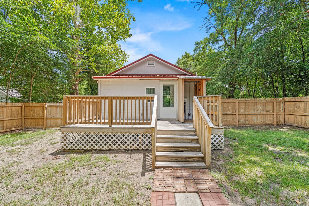 Image 18 of property listing at 334 E Chestnut Avenue, Crestview, FL 32539