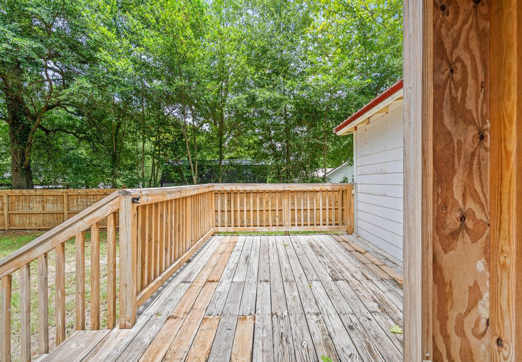 Image 19 of property listing at 334 E Chestnut Avenue, Crestview, FL 32539