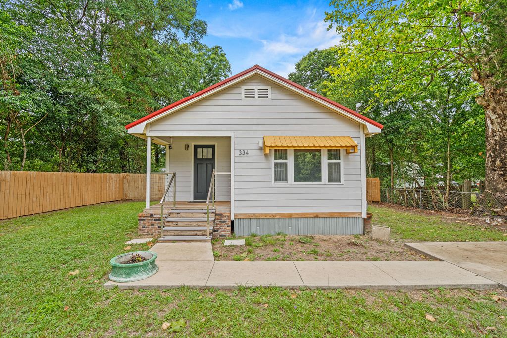 Image 2 of property listing at 334 E Chestnut Avenue, Crestview, FL 32539