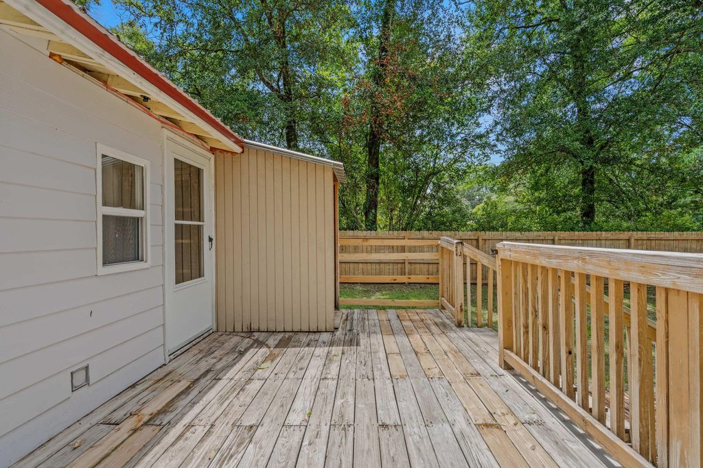 Image 20 of property listing at 334 E Chestnut Avenue, Crestview, FL 32539