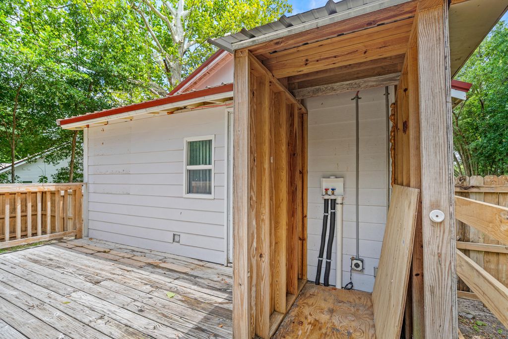 Image 21 of property listing at 334 E Chestnut Avenue, Crestview, FL 32539