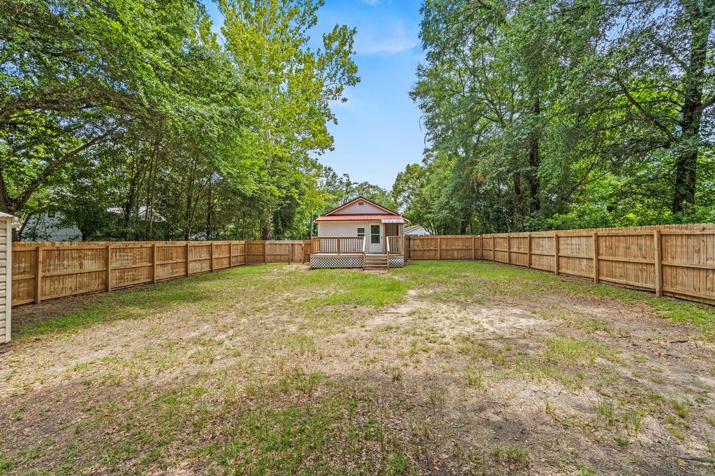 Image 22 of property listing at 334 E Chestnut Avenue, Crestview, FL 32539