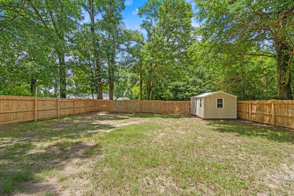Image 23 of property listing at 334 E Chestnut Avenue, Crestview, FL 32539