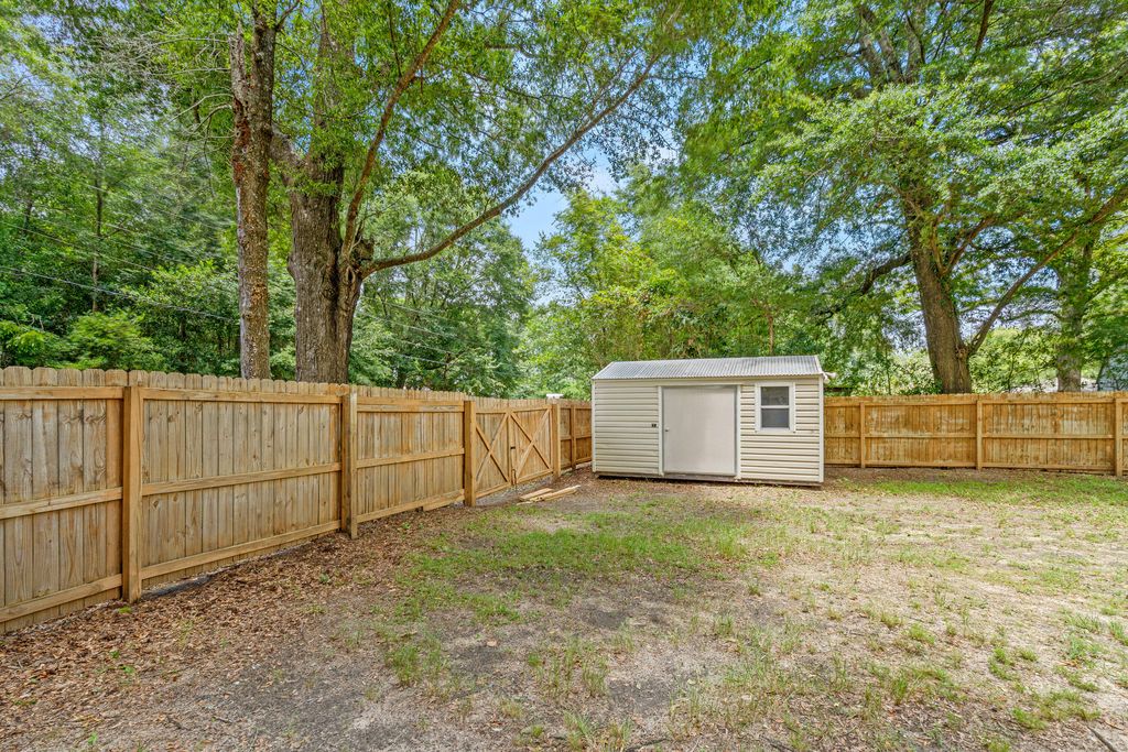Image 24 of property listing at 334 E Chestnut Avenue, Crestview, FL 32539