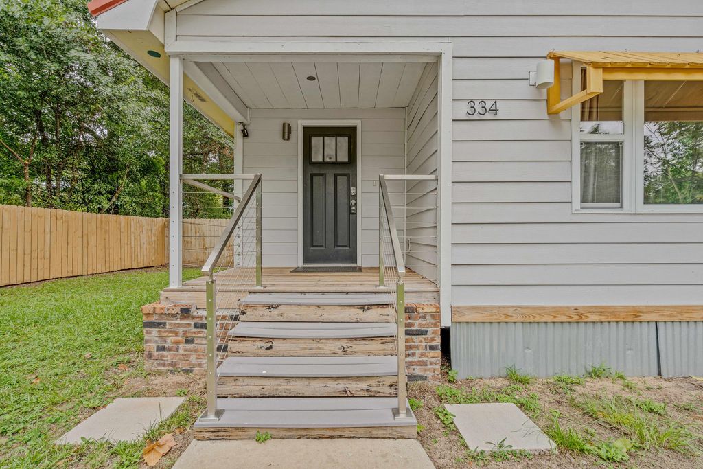 Image 3 of property listing at 334 E Chestnut Avenue, Crestview, FL 32539