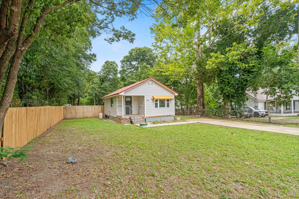 Image 4 of property listing at 334 E Chestnut Avenue, Crestview, FL 32539